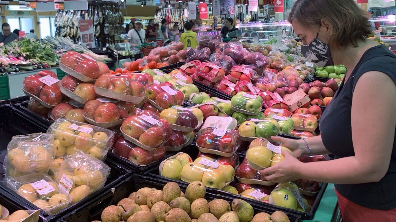 Foto: Una consumidora, en el puesto de frutas de un supermercado. (EFE/Víctor Lerena)