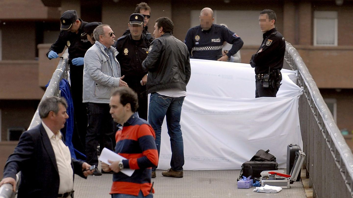 Efectivos de la policía junto al cadáver de la presidenta de la Diputación de León. (EFE)