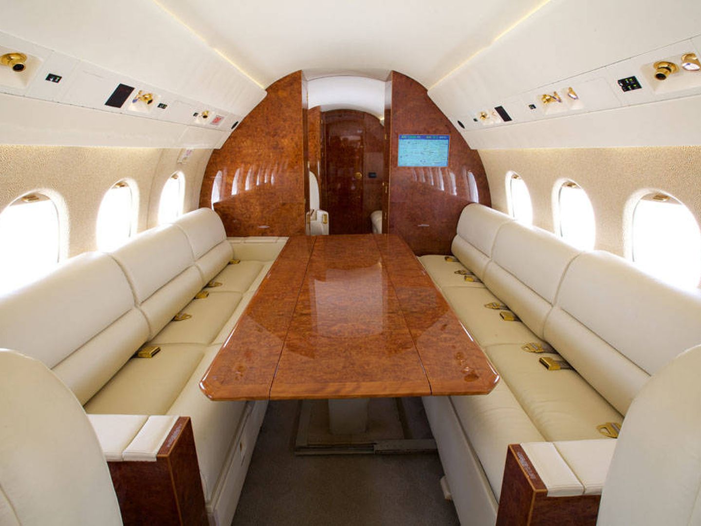Vista de la cabina de un Falcon 900B como los que usan el Gobierno y la Casa Real. (Jetsales.com)