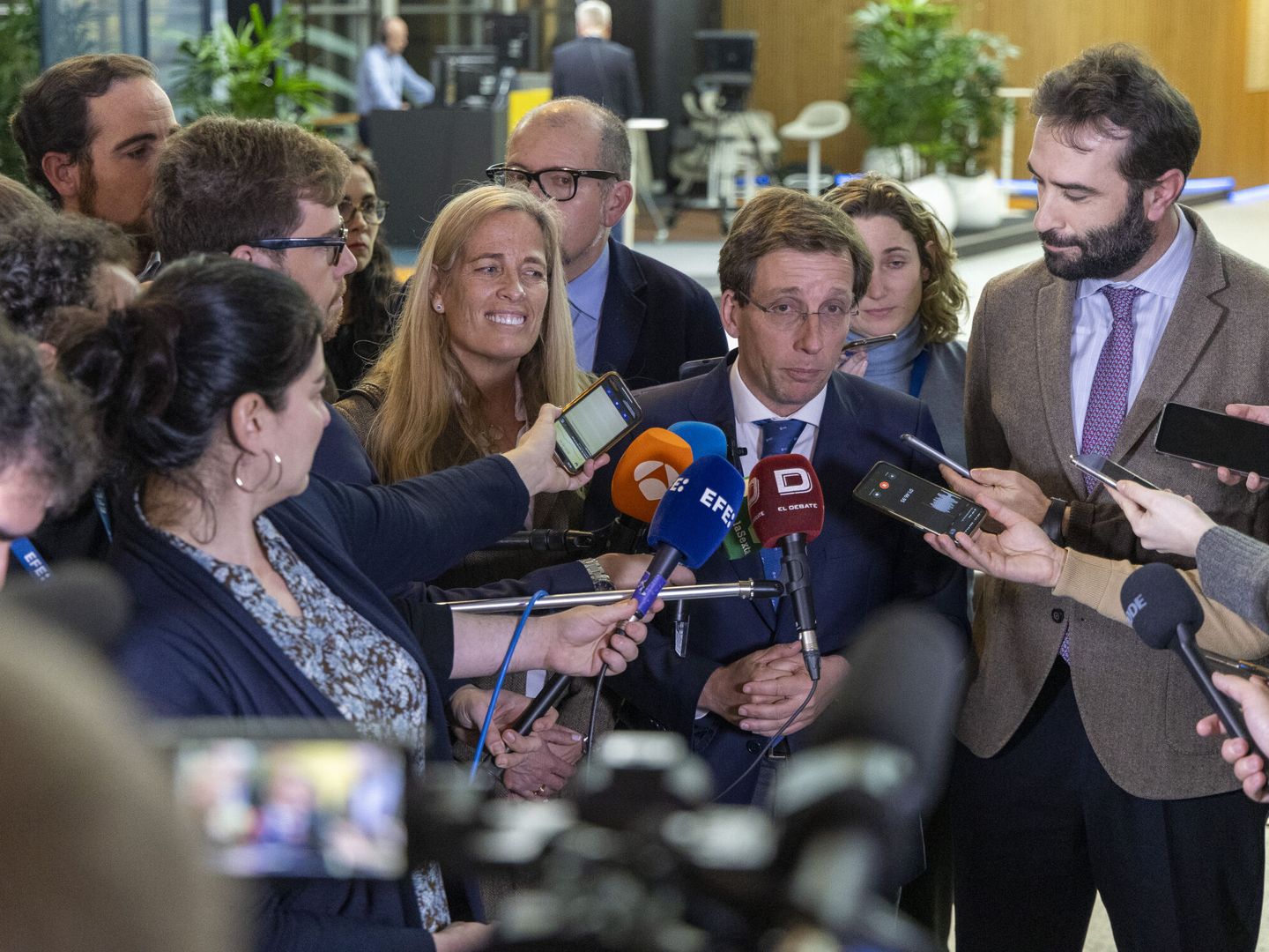 El alcalde de Madrid, junto al ministro de Economía, en Bruselas. (Europa Press)