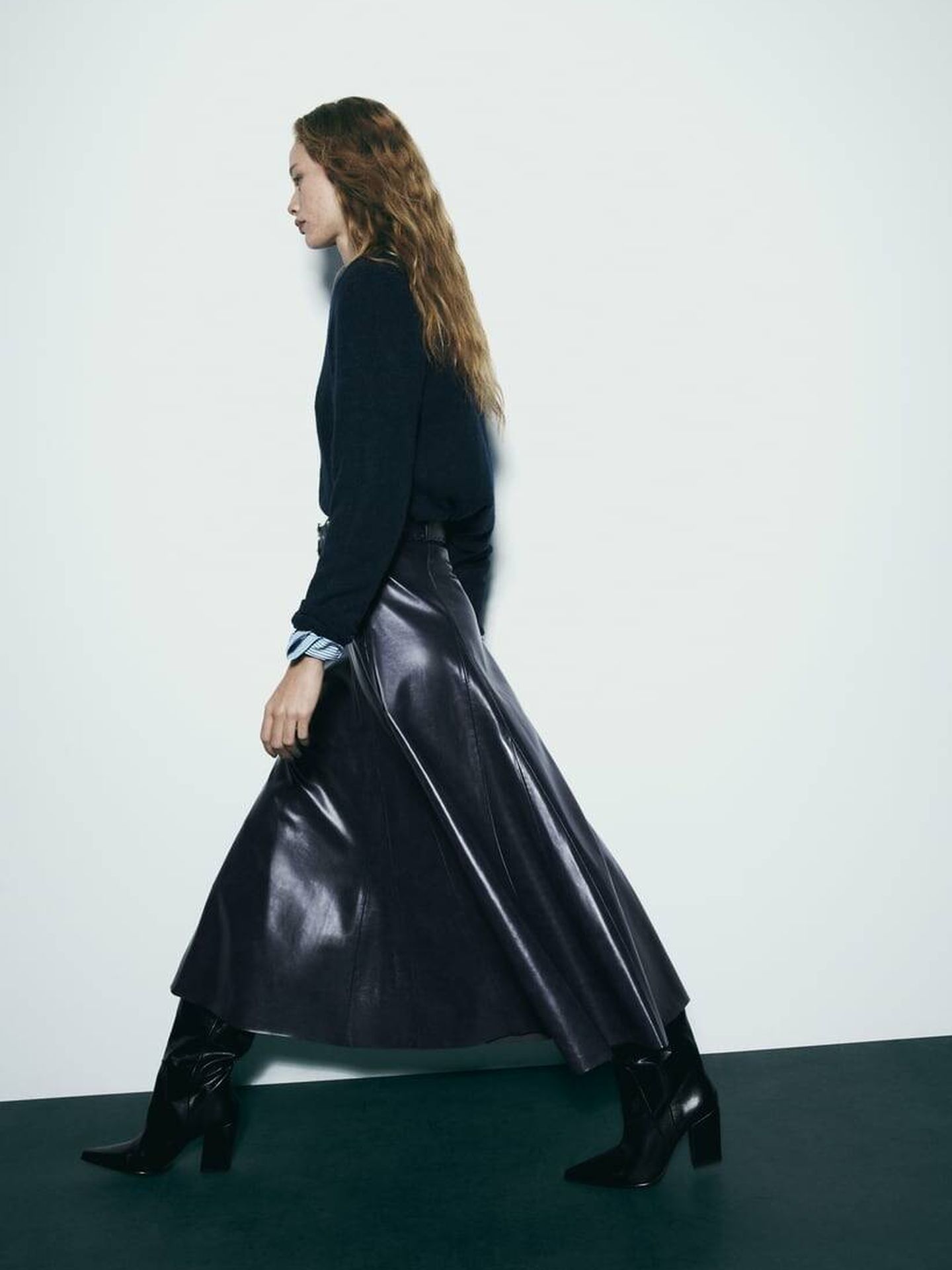 Un ejemplo de cómo combinar esta falda con unas botas o botines será la combinación perfecta para un outfit lleno de estilo. (Zara)