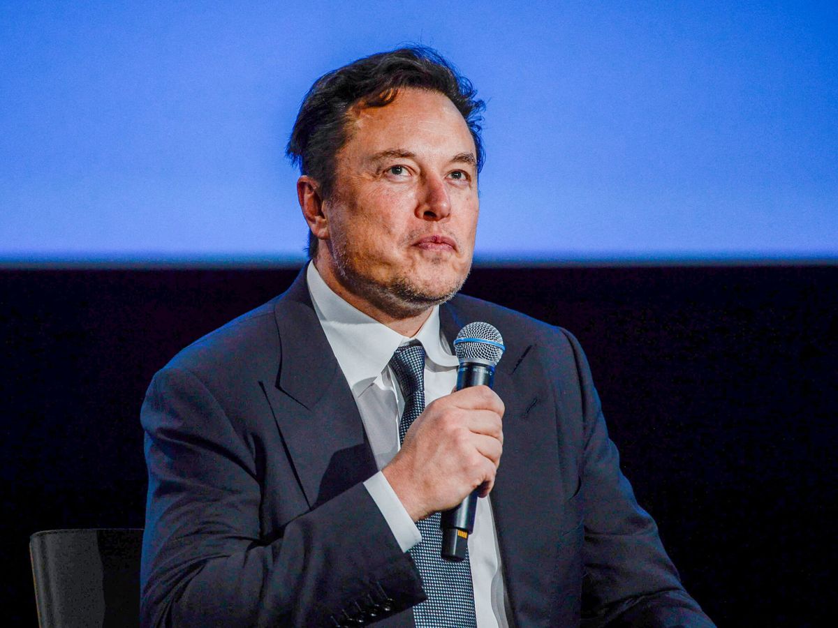 Foto: Abuchean a Elon Musk sobre el escenario en un espectáculo de Dave Chappelle (Reuters/Carina Johansen)