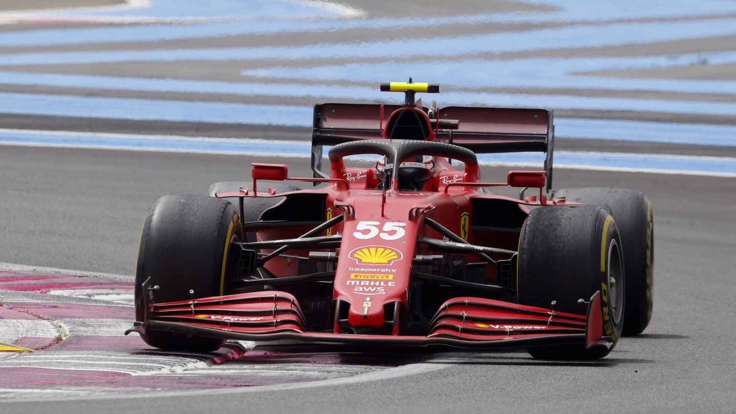En la imagen, se aprecia el deterioro en el neumático delantero izquierdo de Carlos Sainz.