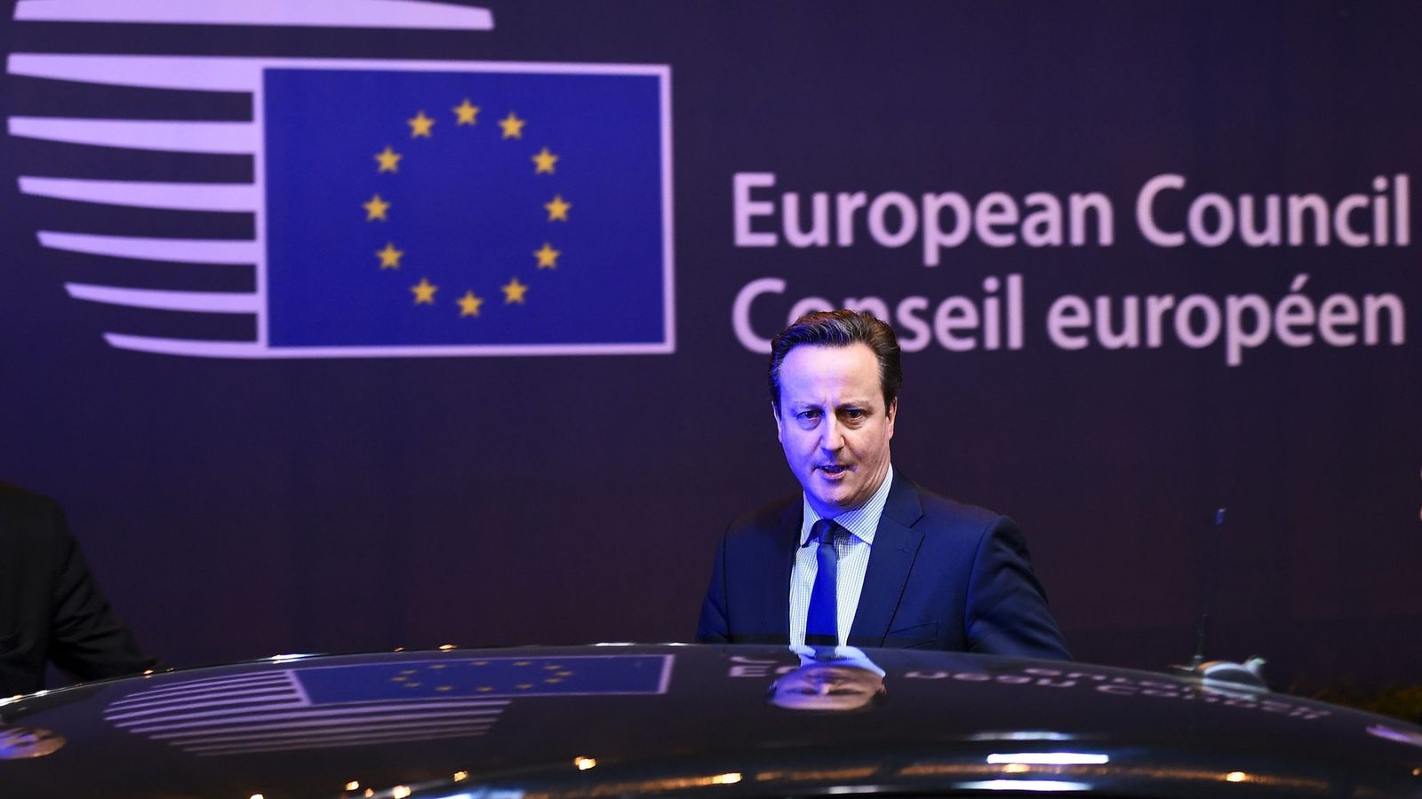 Foto: El primer ministro británico, David Cameron, abandona la reunión de líderes de la UE, en Bruselas, Bélgica (Reuters).