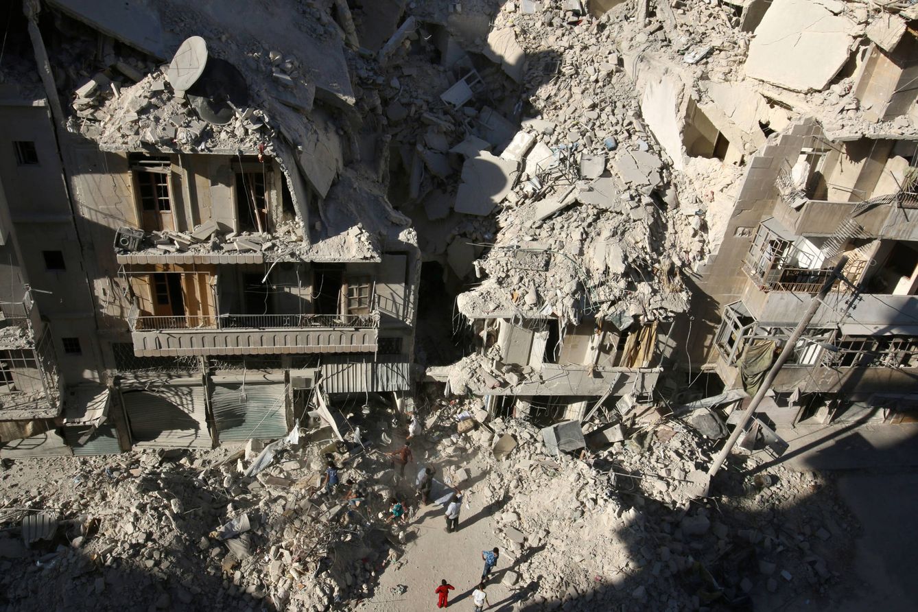 Civiles sirios buscan supervivientes entre los escombros tras un ataque aéreo en el barrio de Tariq al-Bab, Alepo (Reuters).