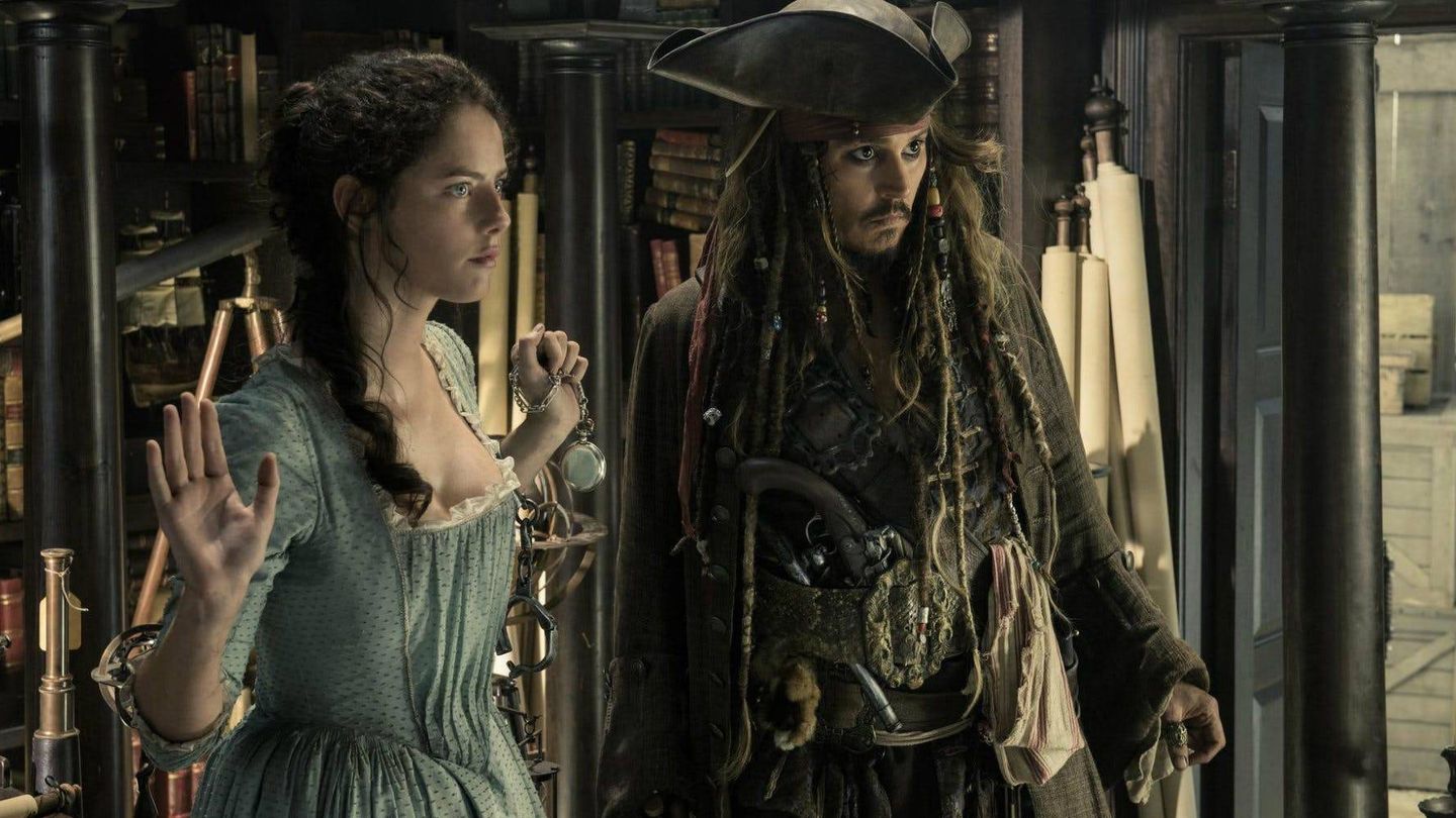 Durante el rodaje de la última entrega de 'Piratas del Caribe', Depp se convirtió en un problema por su adicción al alcohol y su impuntualidad.