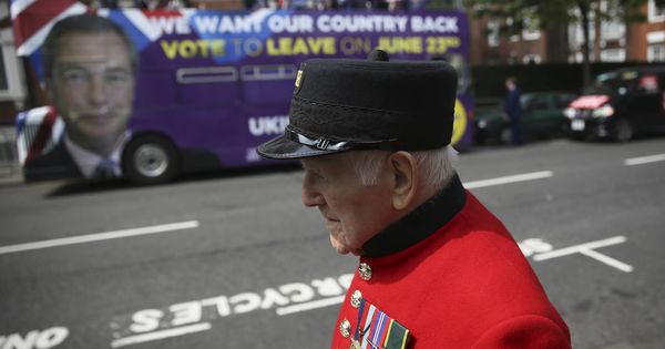 Foto: Un veterano del Ejército británico pasa ante un autobús de campaña del UKIP, en Londres, en mayo de 2016. (Reuters)