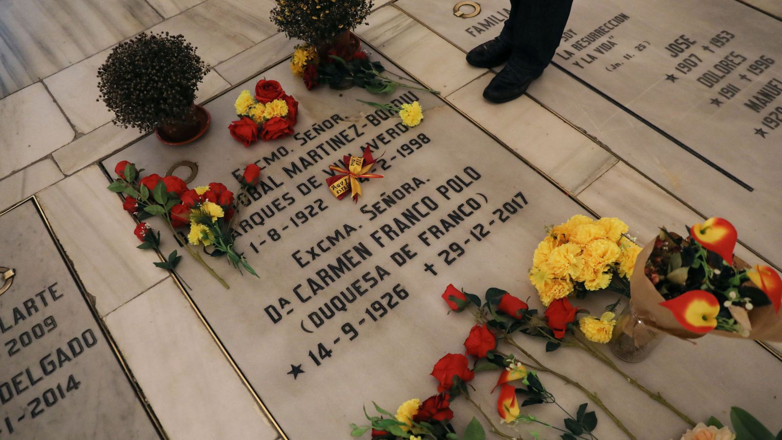 Foto: La tumba donde yace la hija de Franco y su marido y a la que sus hijos quieren llevar al dictador, en la cripta de la Almudena. (Reuters)