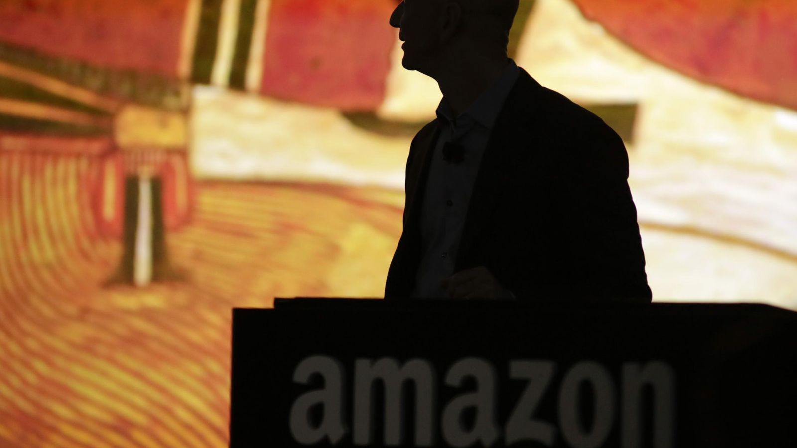 Foto: La silueta a contraluz de Jeff Bezos, fundador de Amazon (Reuters)