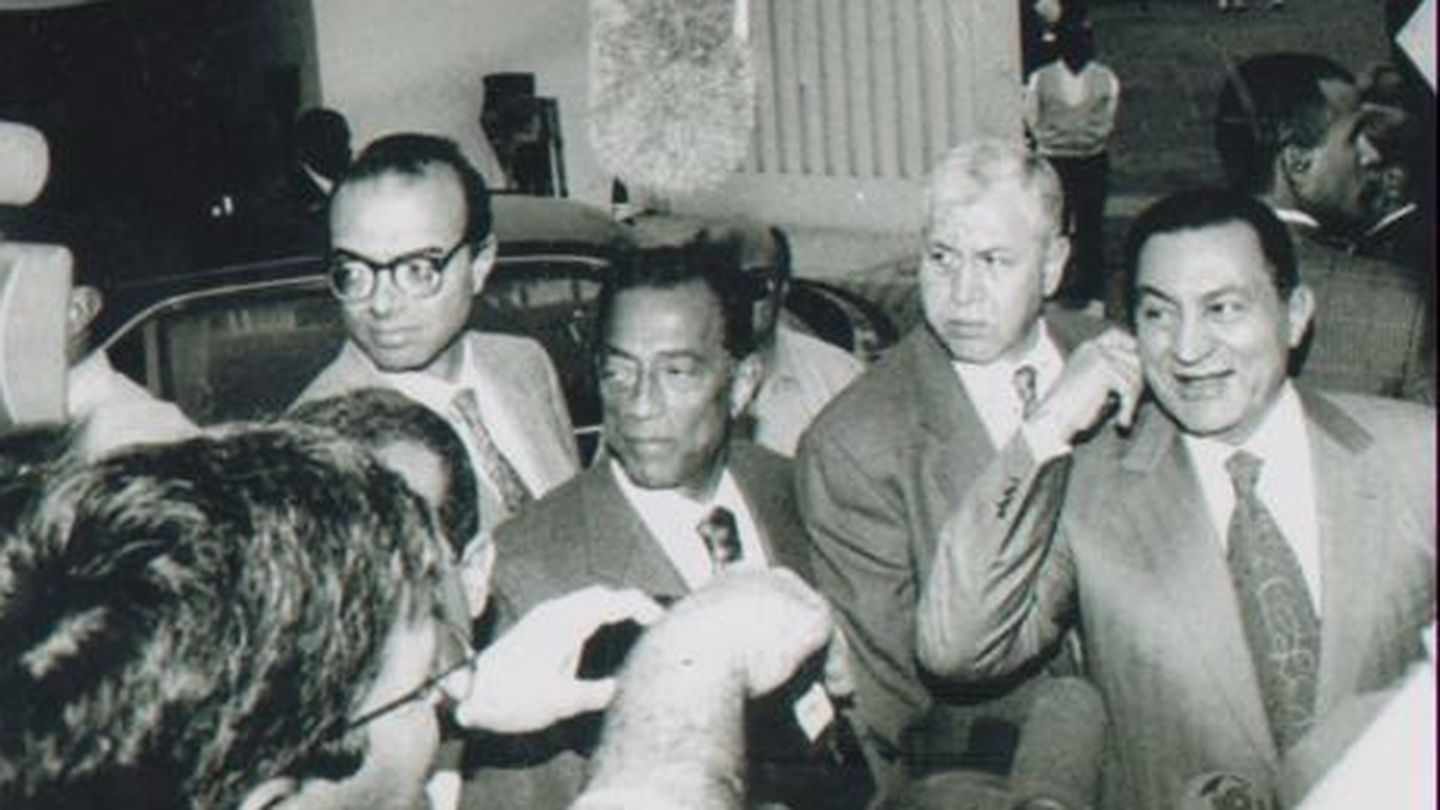 Husein Salem (c) junto a un joven Mubarak.