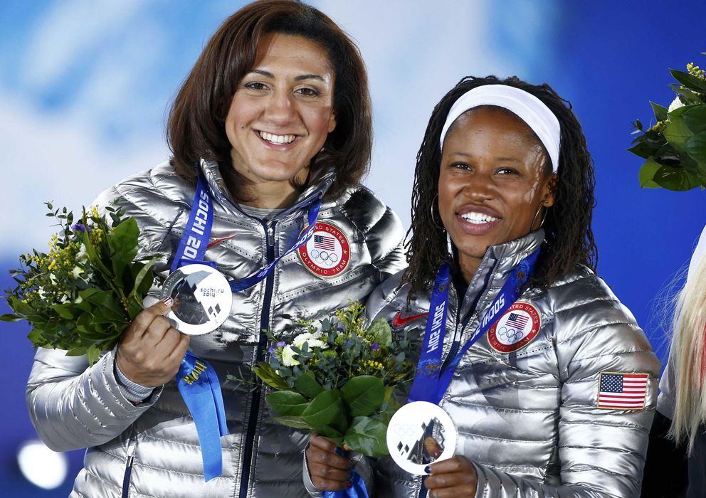 Foto: Elana Meyers y Lauryn Williams con sus medallas de plata en Sochi (Reuters).