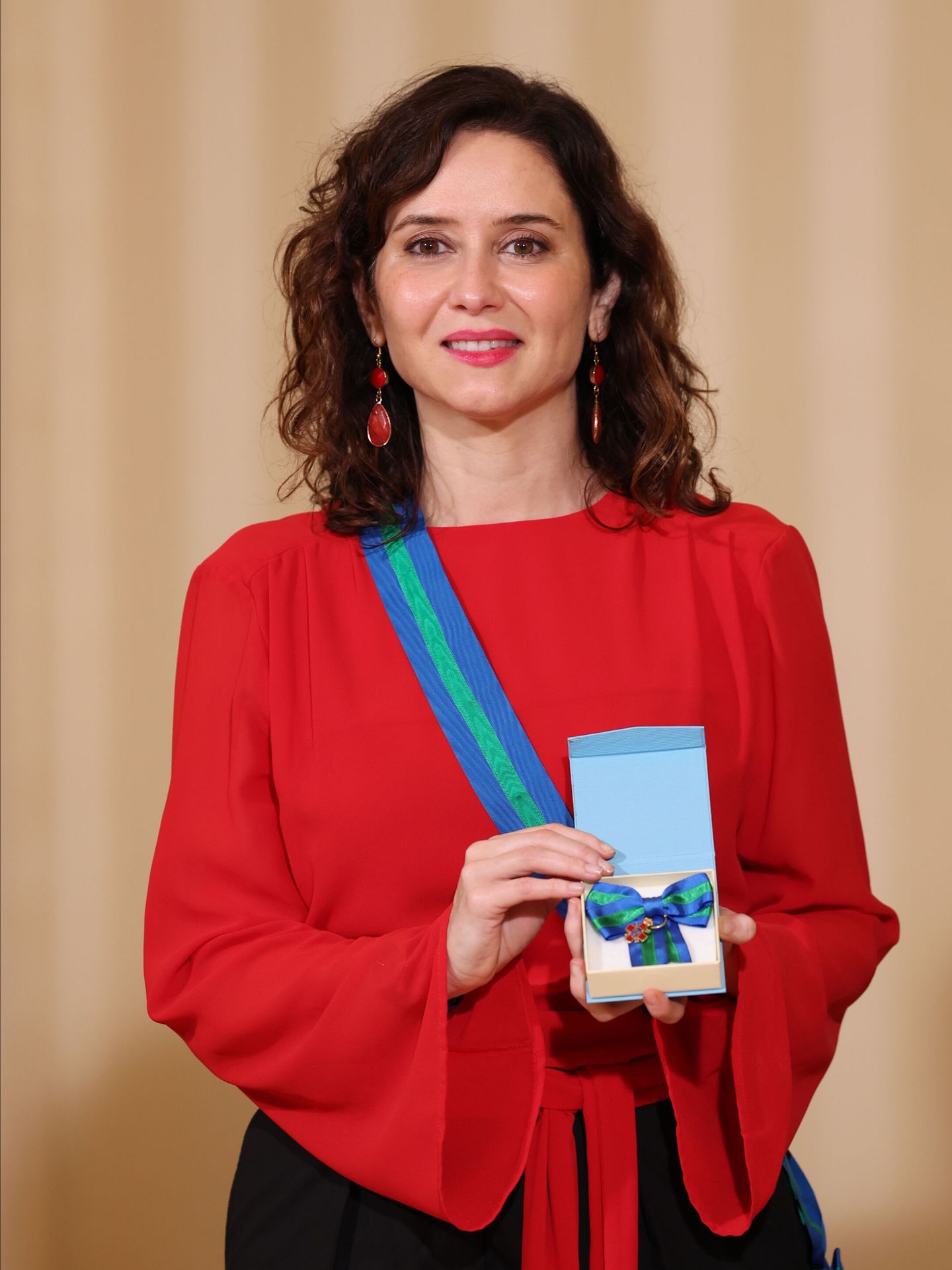 Isabel Díaz Ayuso recibe la Banda y Lazo de Gran Dama de los Reales Tercios de España. (Europa Press)