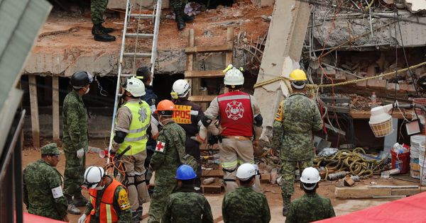 Foto: Brigadas de rescatistas y voluntarios continúan trabajando para salvar a personas. (EFE)