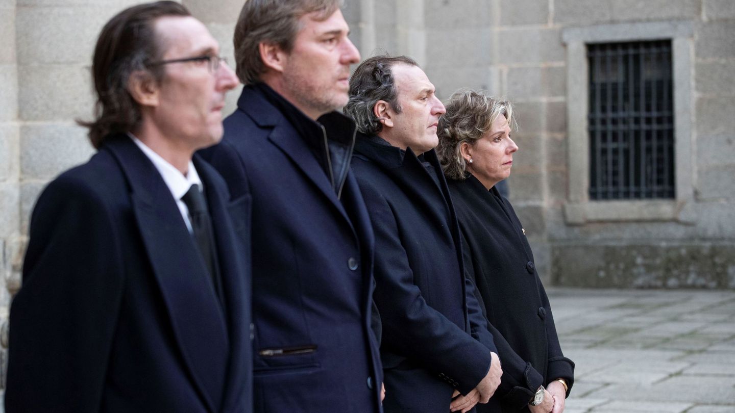 Fernando, Beltrán, Juan y Simoneta Gómez-Acebo, en el funeral de la infanta Pilar. (EFE)