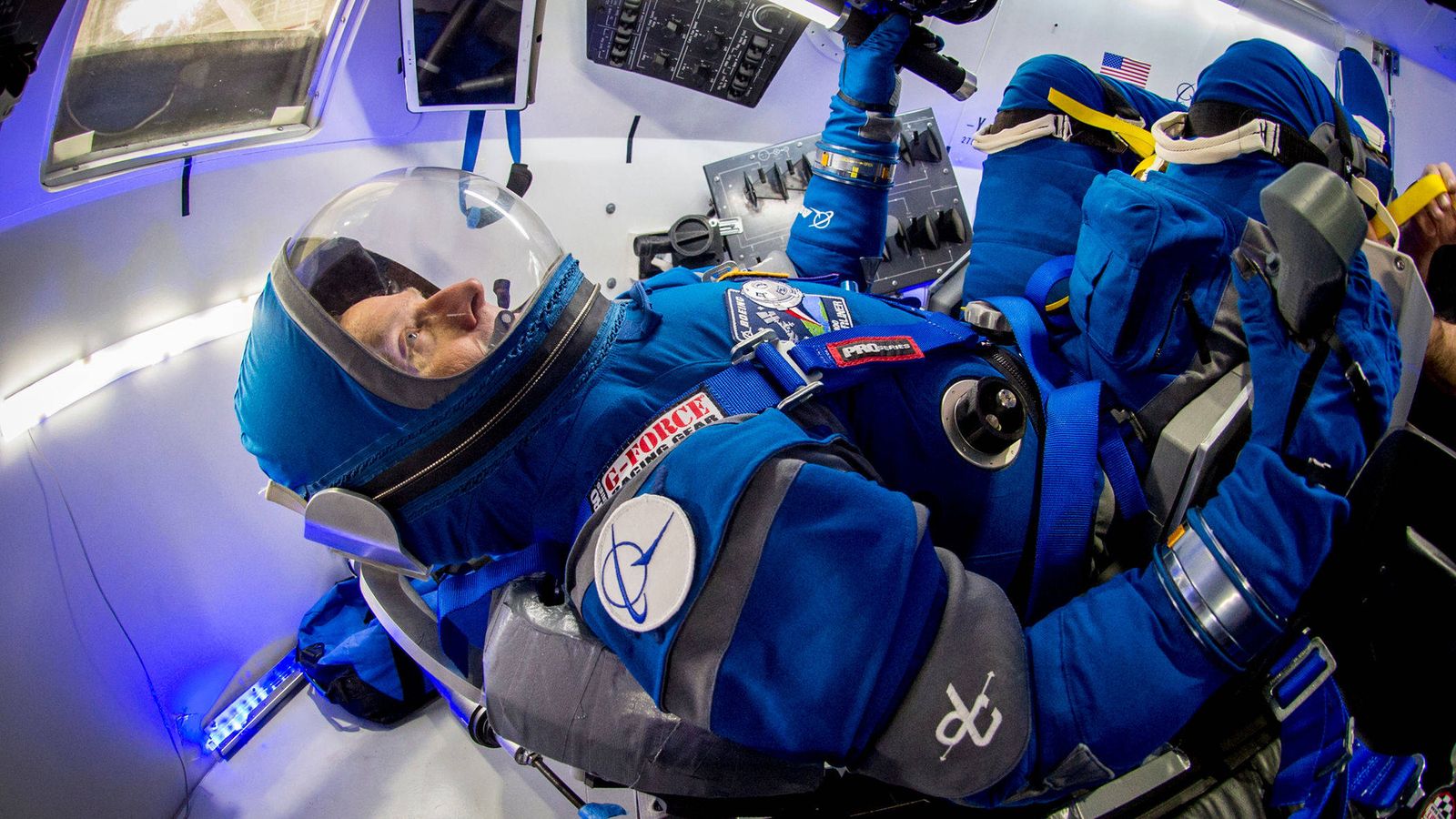 Foto: El antiguo astronauta Chris Ferguson prueba el traje dentro de una réplica de la cápsula Starliner. (Boeing)