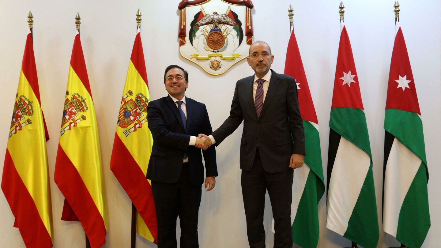 Amman (Jordan), 13 03 2024.- Jordanian Foreign Minister Ayman Safadi (R) receives Spanish Foreign Minister Jose Manuel Albaresin, in Amman, Jordan, 13 March 2024. Albares arrived in Jordan at the beginning of his third tour of the Middle East, during which he will also visit Egypt, for talks seeking to promote a solution to the Israeli-Palestinian conflict, the Spanish Foreign Ministry said. (Egipto, Jordania, España) EFE EPA MOHAMMAD ALI 