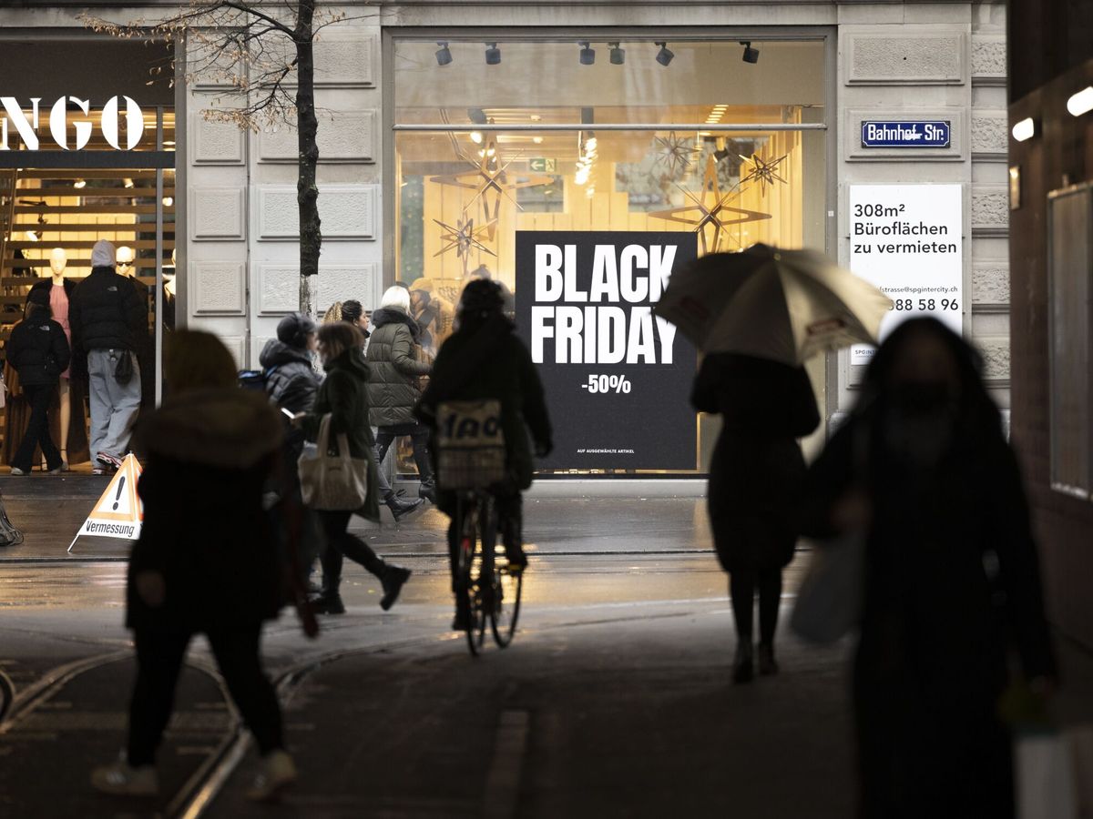 Foto: Una tienda celebra el Black Friday. (EFE/Christian Beutler)