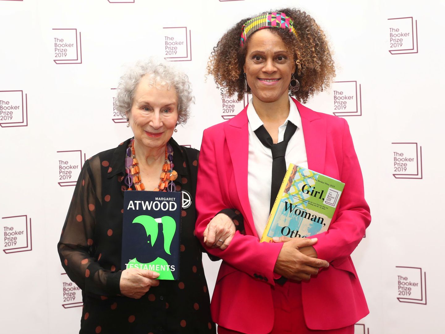 Margaret Atwood, con Bernardine Evaristo, con quien comparte premio. (Reuters)