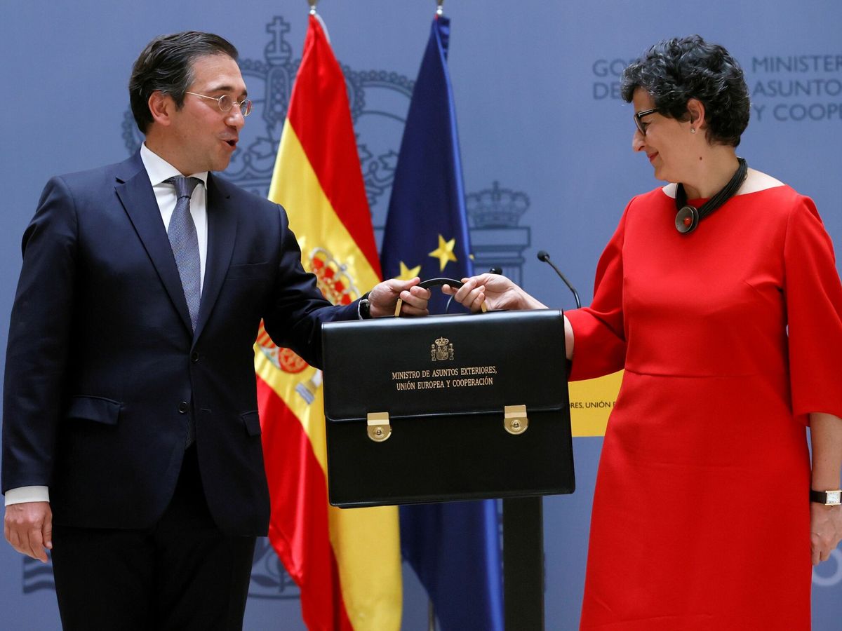 Foto: El ministro de Asuntos Exteriores, Unión Europea y Cooperación, José Manuel Albares (i), recibe la cartera ministerial de manos de su predecesora, Arancha González Laya. (EFE) 