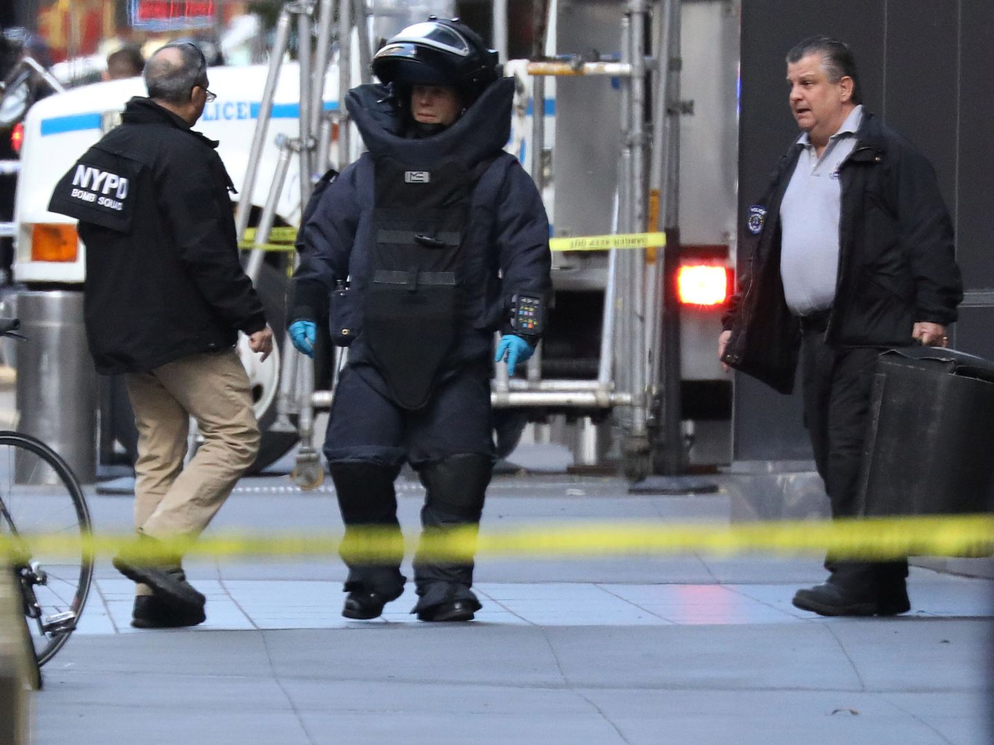 Un artificiero de la policía de Nueva York trabaja en el edificio de la CNN. (Reuters)