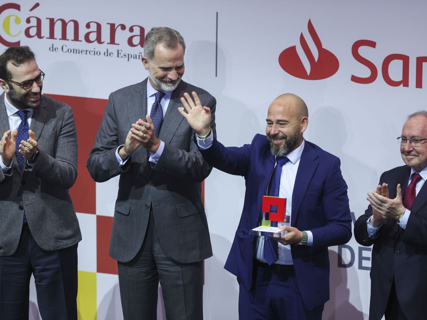 Felipe VI, Carlos Cuerpo, y el presidente de la Cámara de Comercio, José Luis Bonet, junto al ganador del galardón, el CEO de Meltio, Ángel Llavero. (EFE/Kiko Huesca)