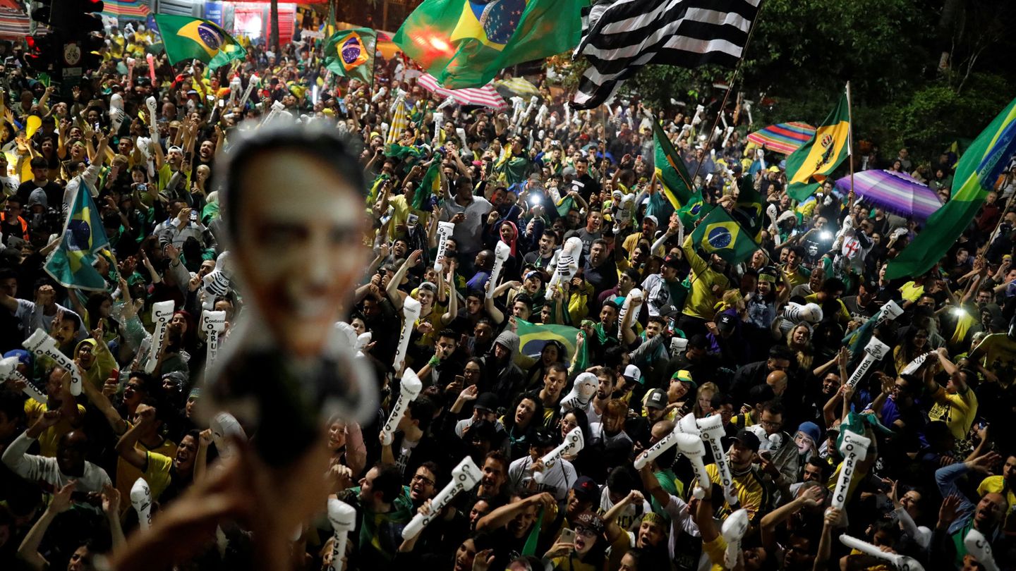 Seguidores de Jair Bolsonaro celebran la victoria del candidato ultraderechista en Sao Paulo, Brasil. (Reuters)
