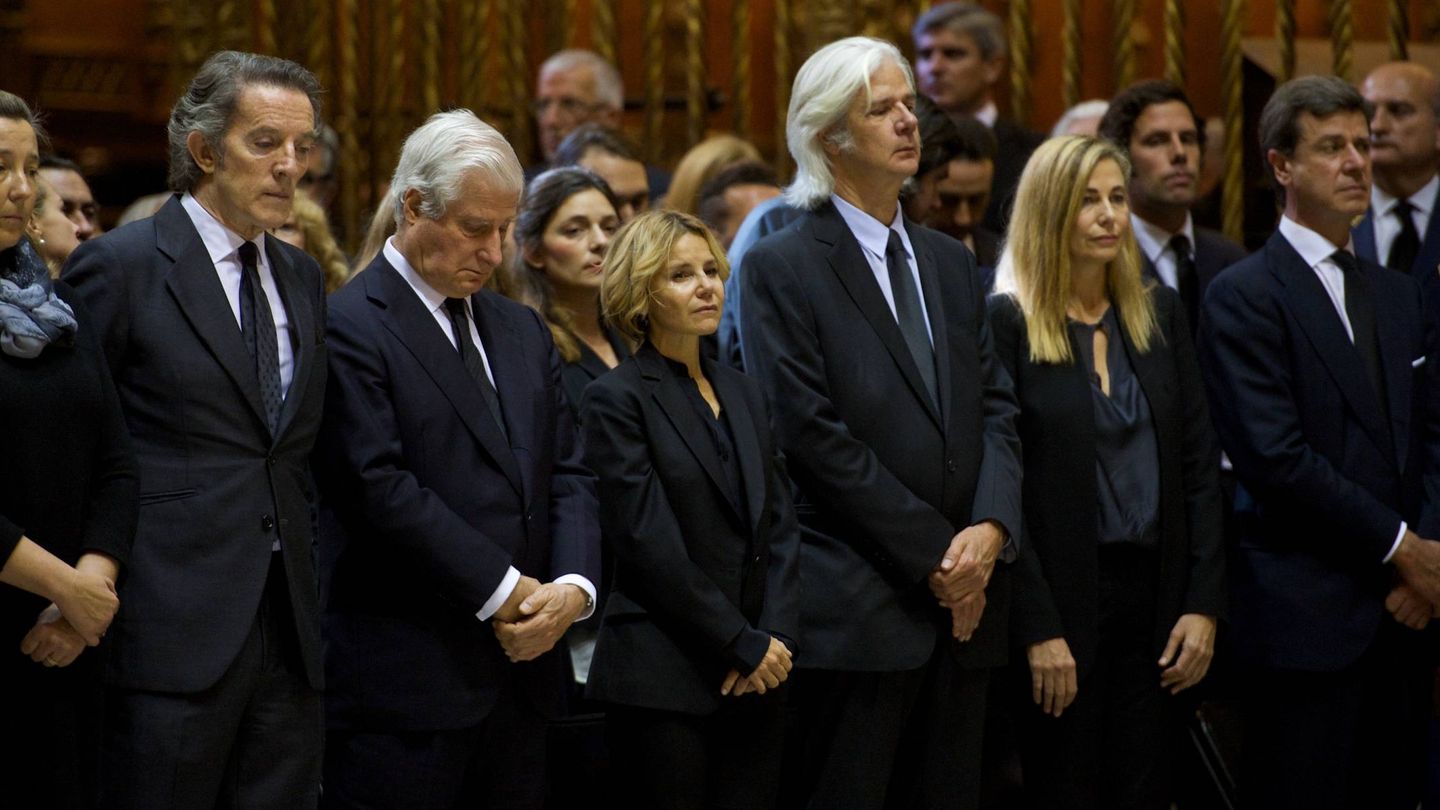 Alfonso Diez, en el funeral de la duquesa con algunos de los hijos de Cayetana. (EFE)