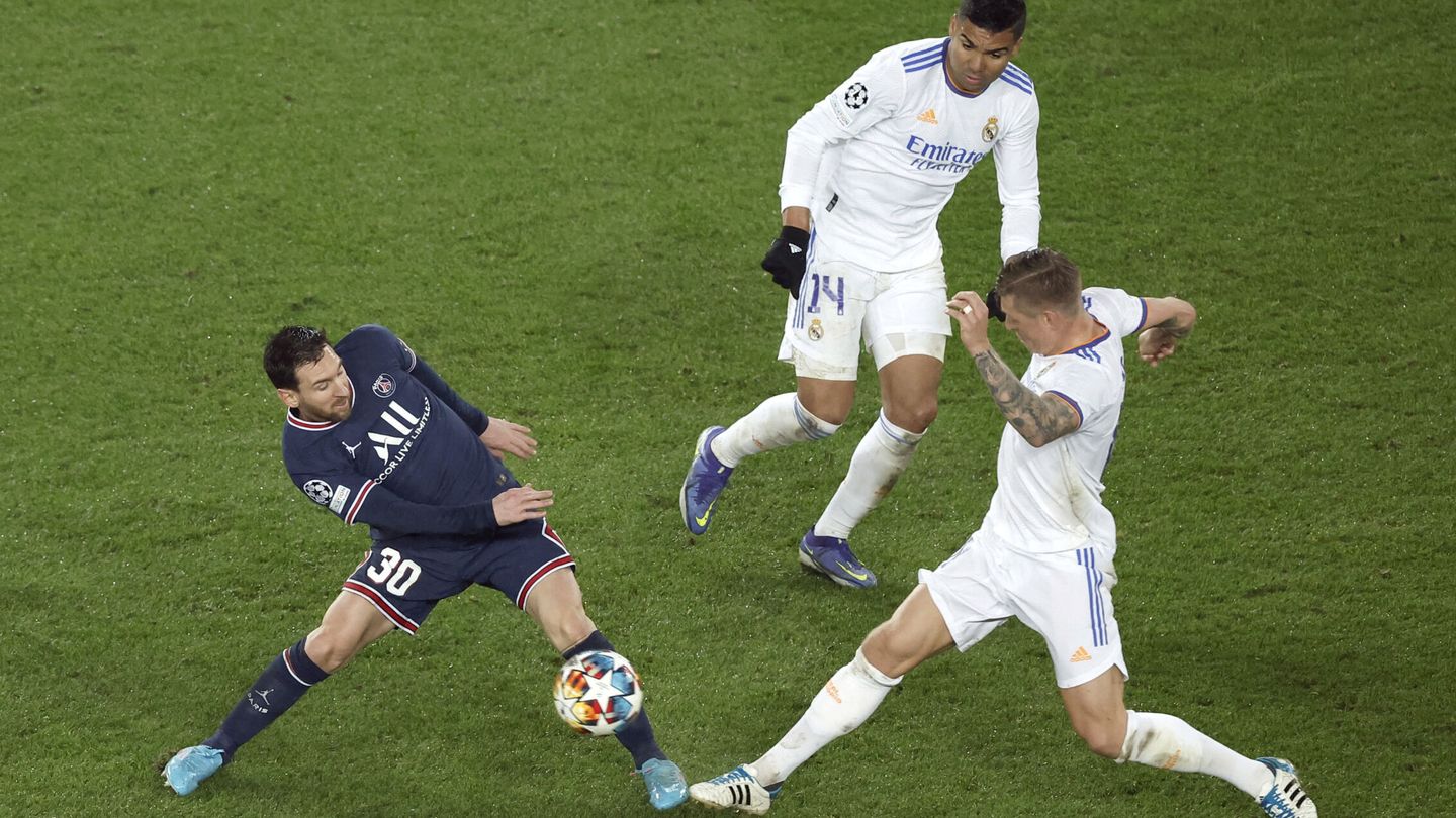 Kroos y Casemiro intentan robarle la pelota a Messi. (Reuters/Benoit Tessier)