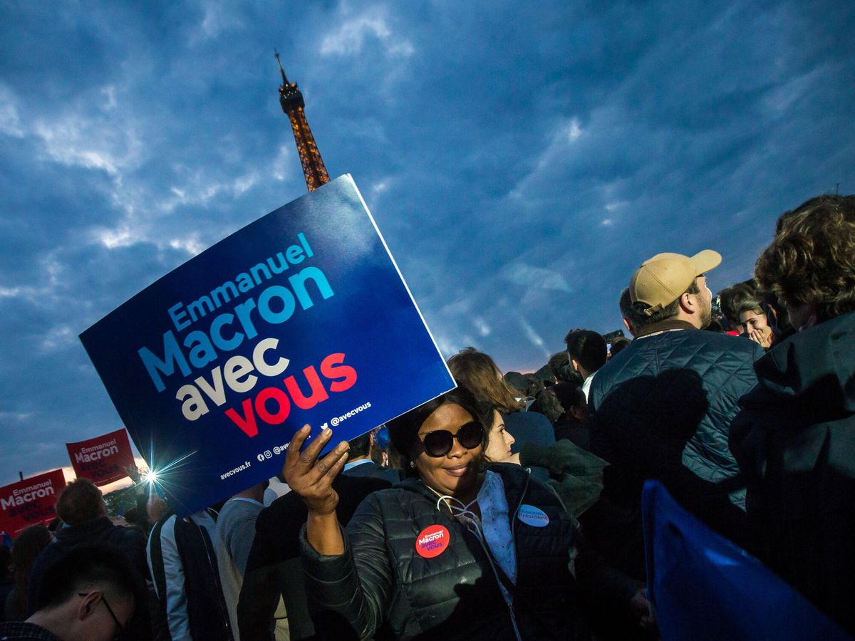 Foto: Simpatizantes de Macron, en París. (EFE/EPA/Christophe Petit)
