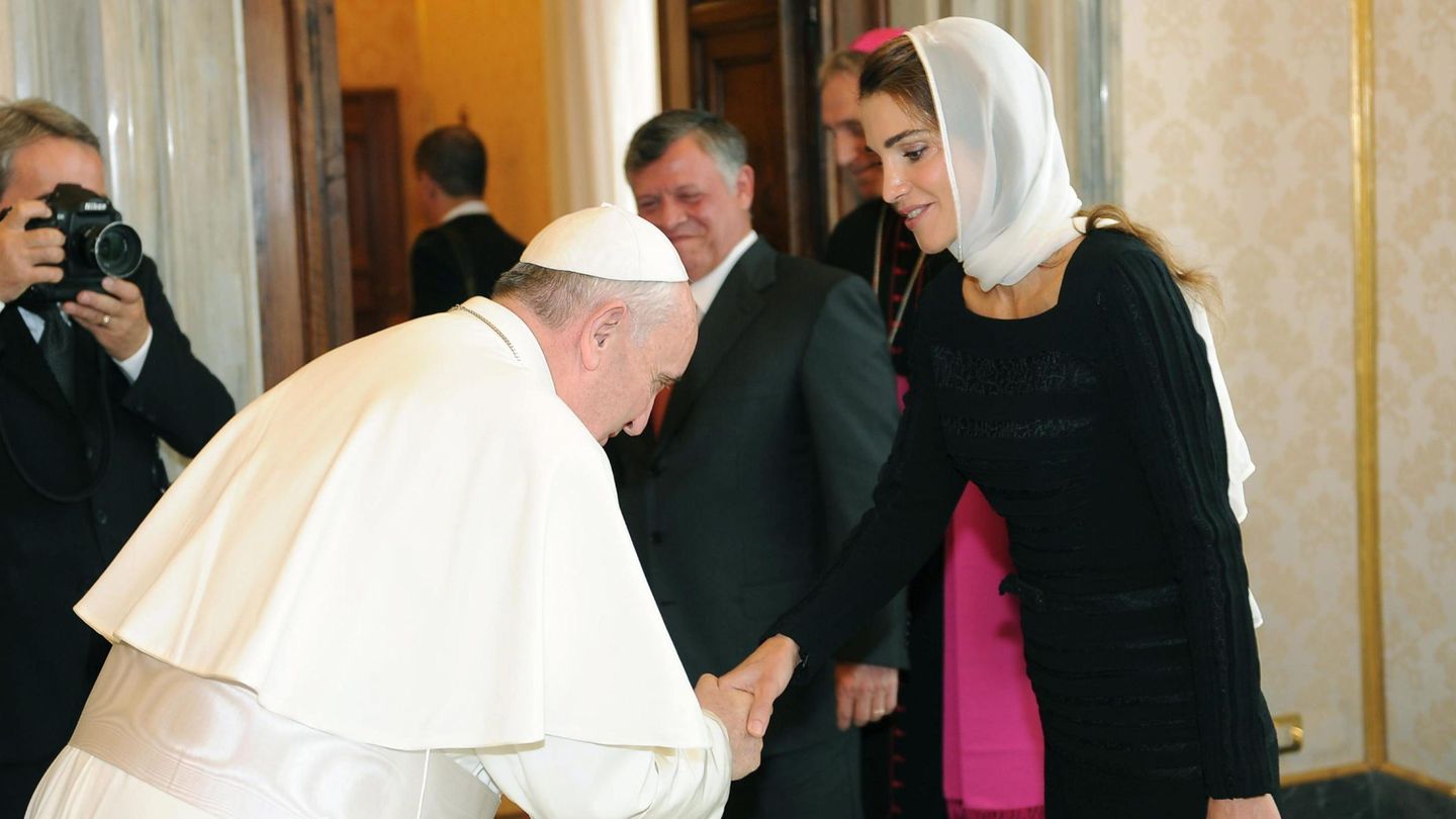 El papa Francisco despide a la reina Rania de Jordania y al rey Abdalá II en el Vaticano en 2013. (EFE/Maurizio Brambatti)