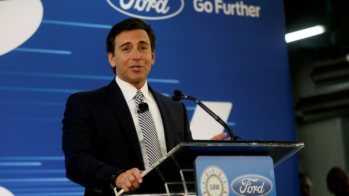 Ford releva a su CEO, Mark Fields, tras un 40% de desplome en bolsa