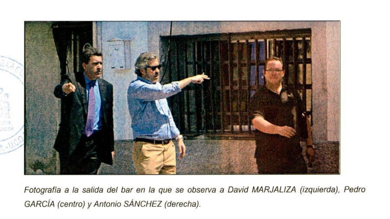 Foto: El exalcalde de Serranillos (a la derecha) con dos de los imputados: David Marjaliza y Pedro García