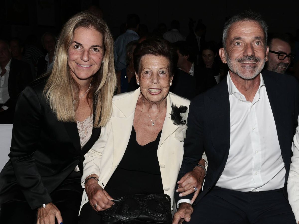Foto: Arantxa Sánchez Vicario, con su madre y su hermano Emilio. (Gtres)