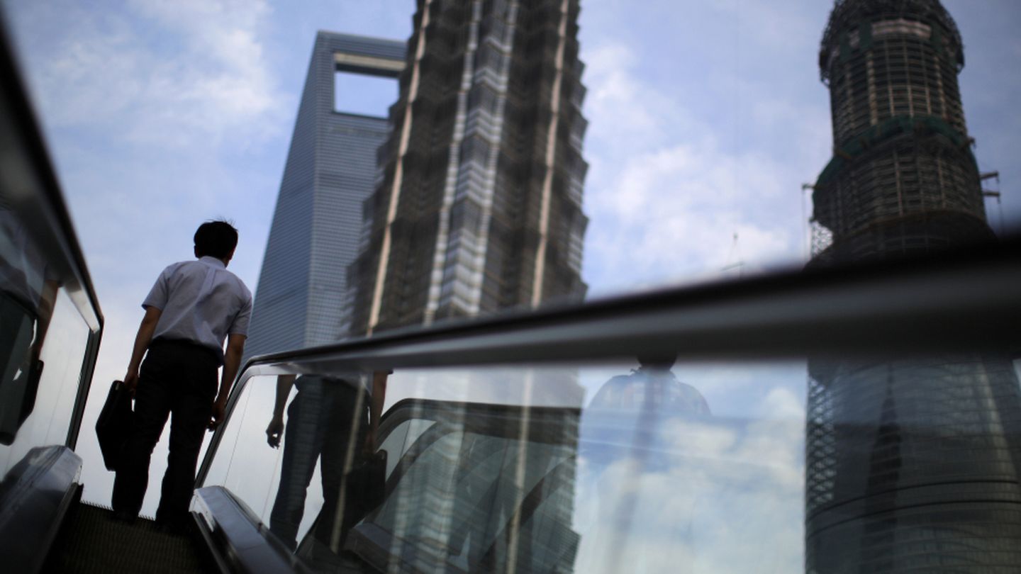 Un ejecutivo ante la Torre Shangái, todavía por construir, en julio de 2013 (Reuters).