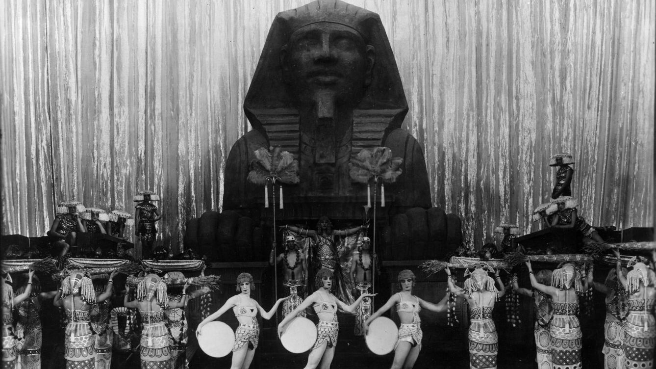 Foto: Una representación teatral en el Folies Bergère de París hacia 1920. (Getty Images)