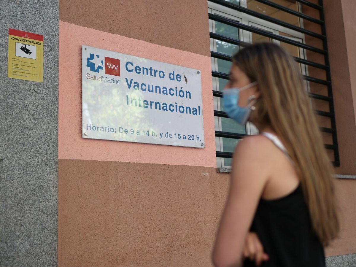 Foto: Una joven accede a un centro de vacunación en Madrid. (EFE)