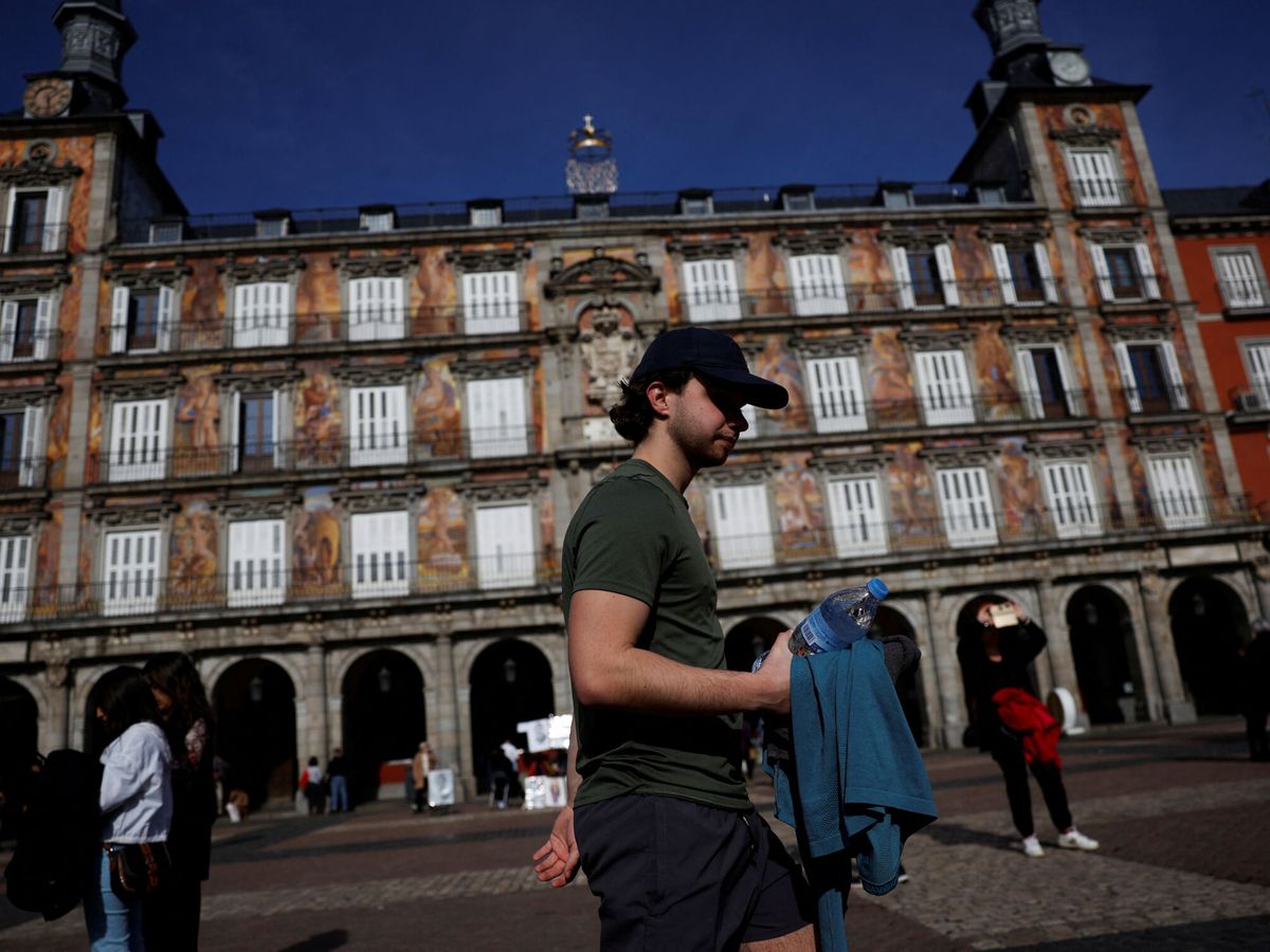 Foto: Un hombre pasea por la Plaza Mayor de Madrid el pasado mes de junio. (Reuters/Susana Vera)
