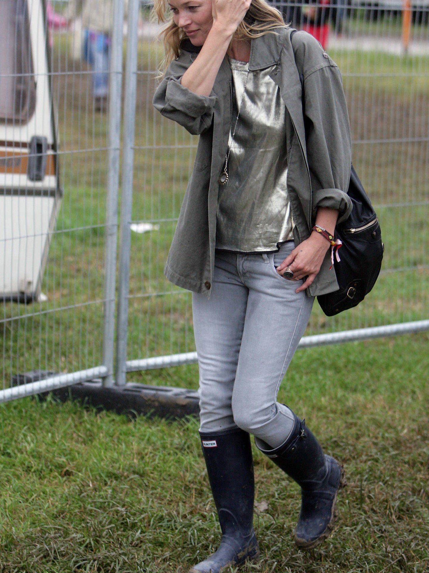 Kate Moss disfrutando de Glastonbury bien seca. (Getty)