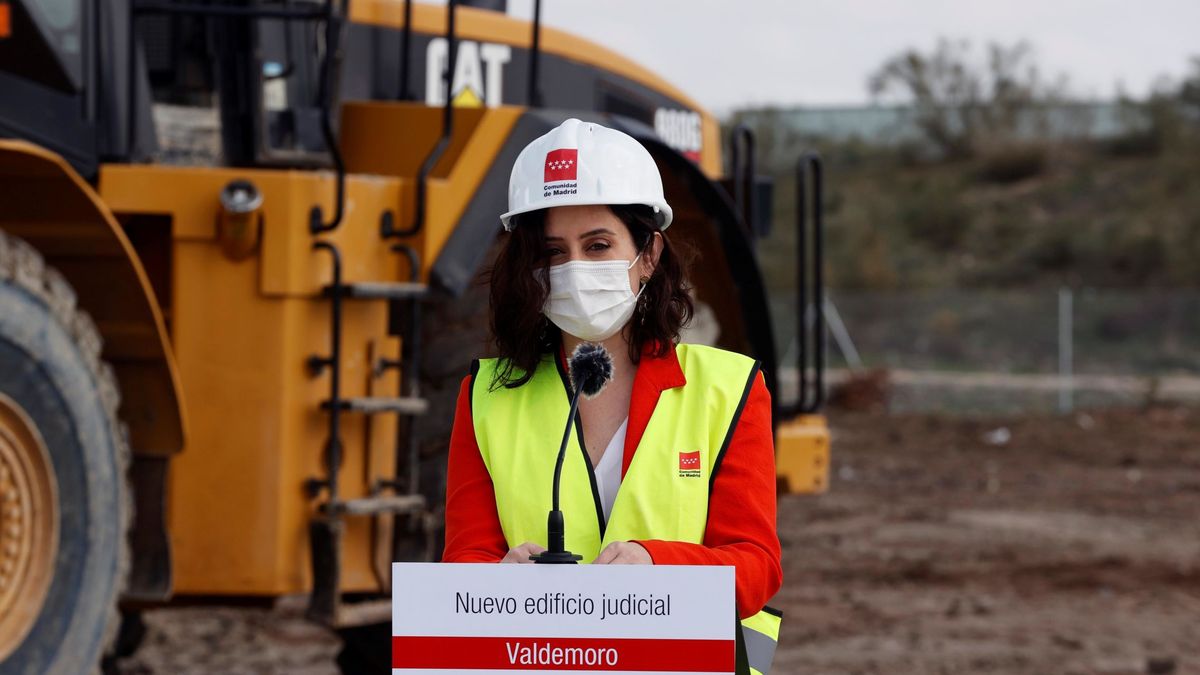 PSOE y Vox presionan a Ayuso para revisar el precio de los contratos de obras públicas