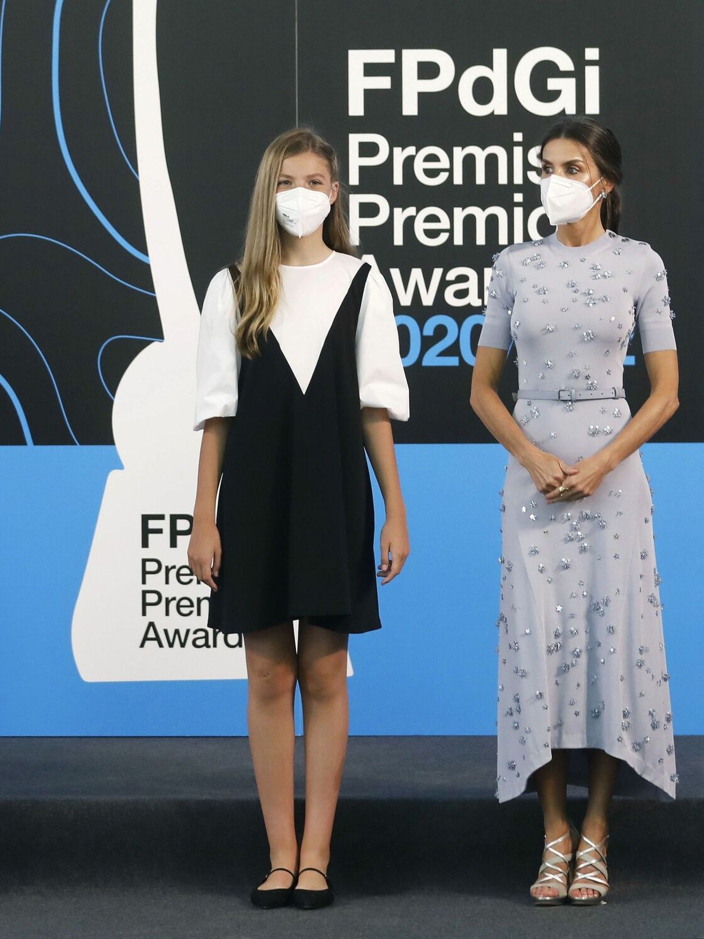 La infanta Sofía, con bailarinas de encaje y peto negro en los Premios Fundación Princesa de Girona. (EFE)