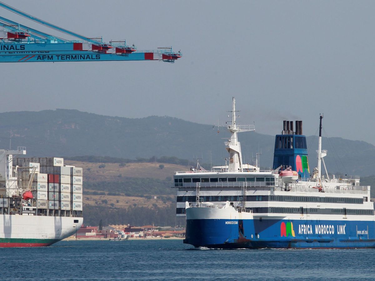 Foto: Un buque procedente de Marruecos hace entrada en el puerto de Algeciras (Cádiz) en junio de 2020. (EFE)