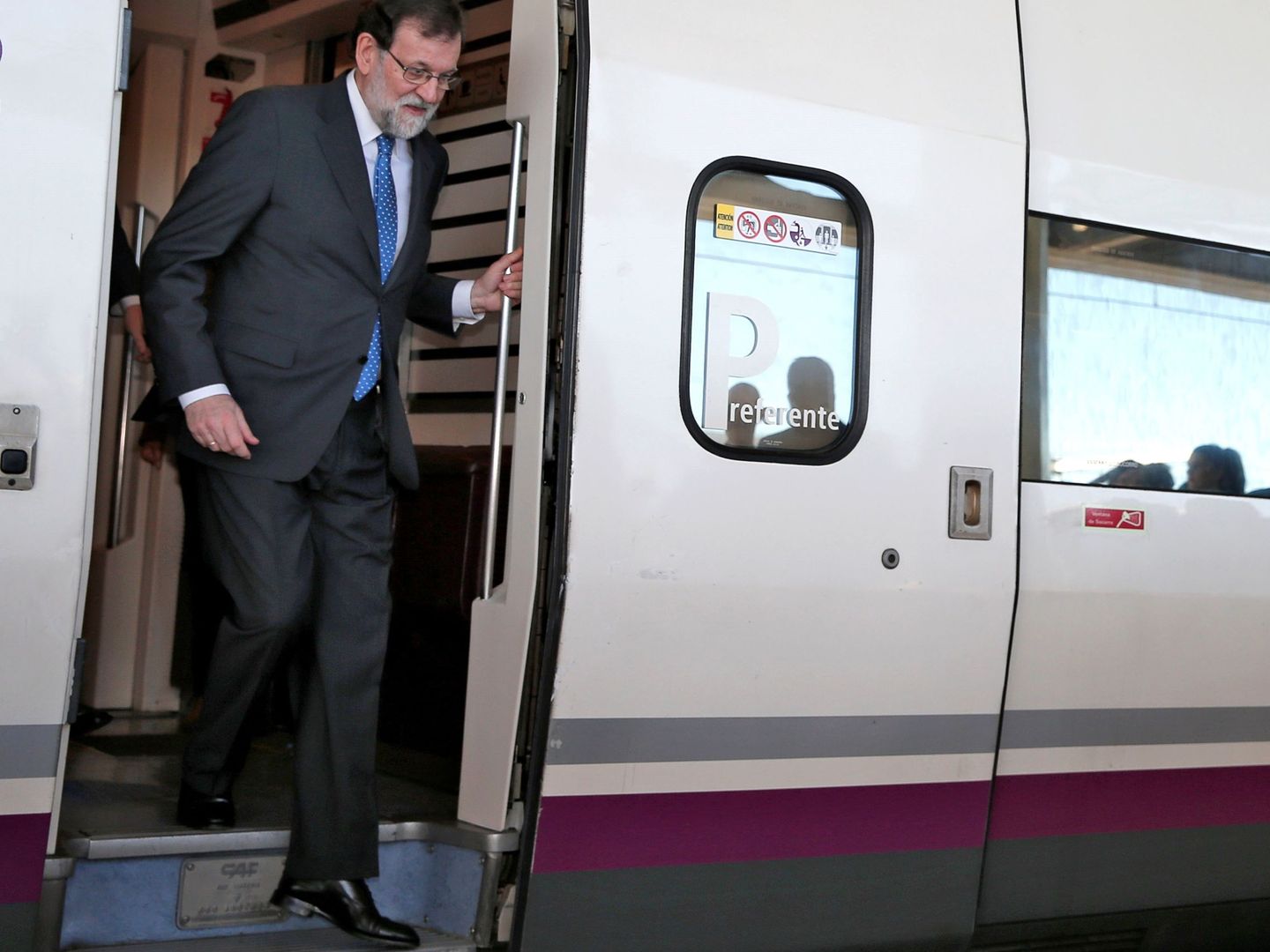 Rajoy baja del tren en la estación Joaquín Sorolla de Valencia, antes de su salida hacia Castellón. (EFE)