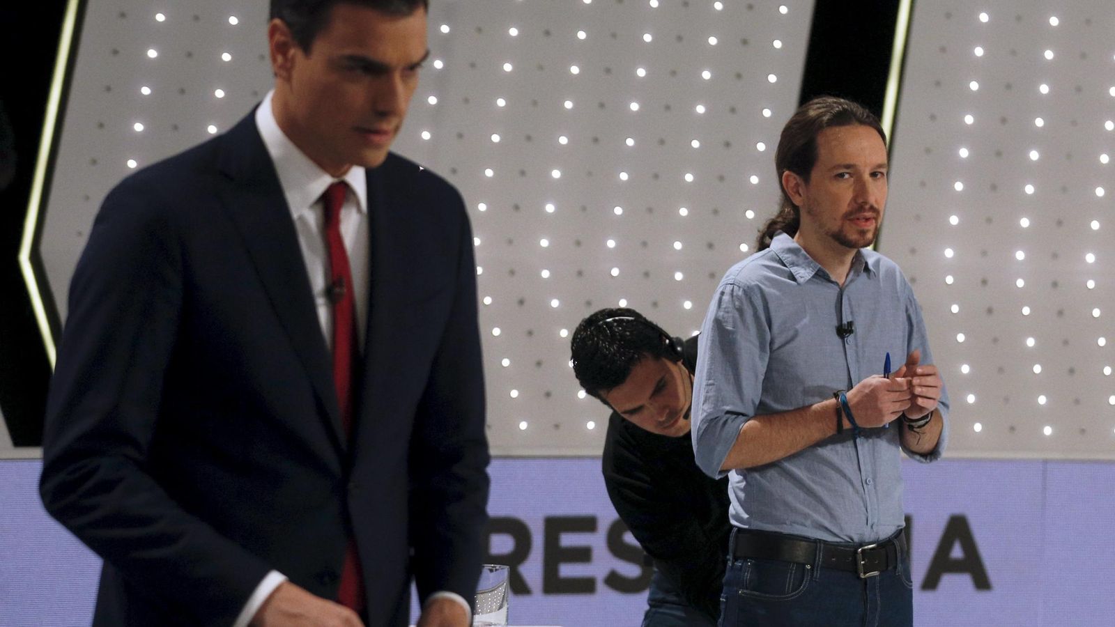 Foto: El secretario general del PSOE, Pedro Sánchez, junto al de Podemos, Pablo Iglesias, minutos antes de comenzar el debate. (Reuters) 