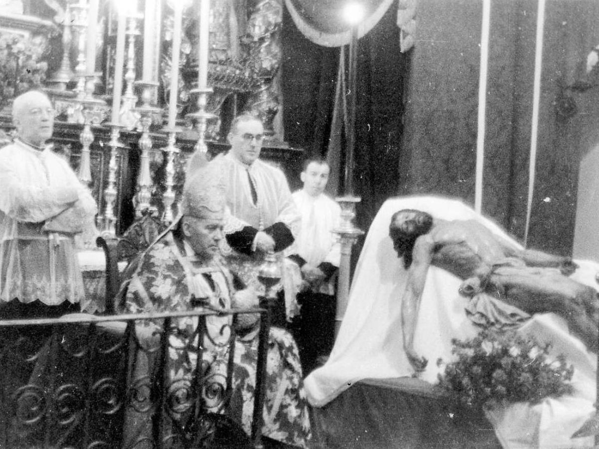 Foto: Bendición del Santísimo Cristo de la Misericordia que procesionó por primera vez en Sevilla en 1951.