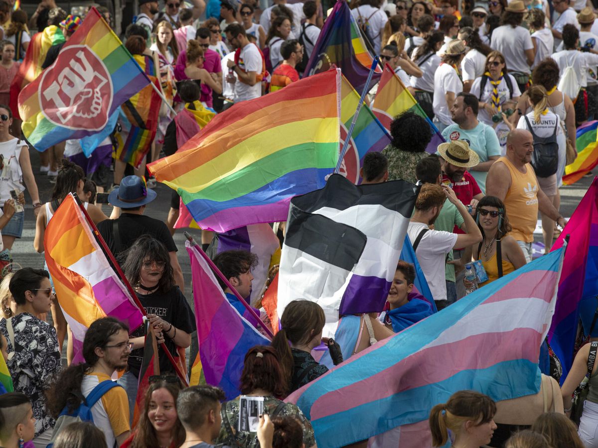 Foto: Desfile con motivo del Día del Orgullo LGTBI en Murcia. (EFE/Marcial Guillén)