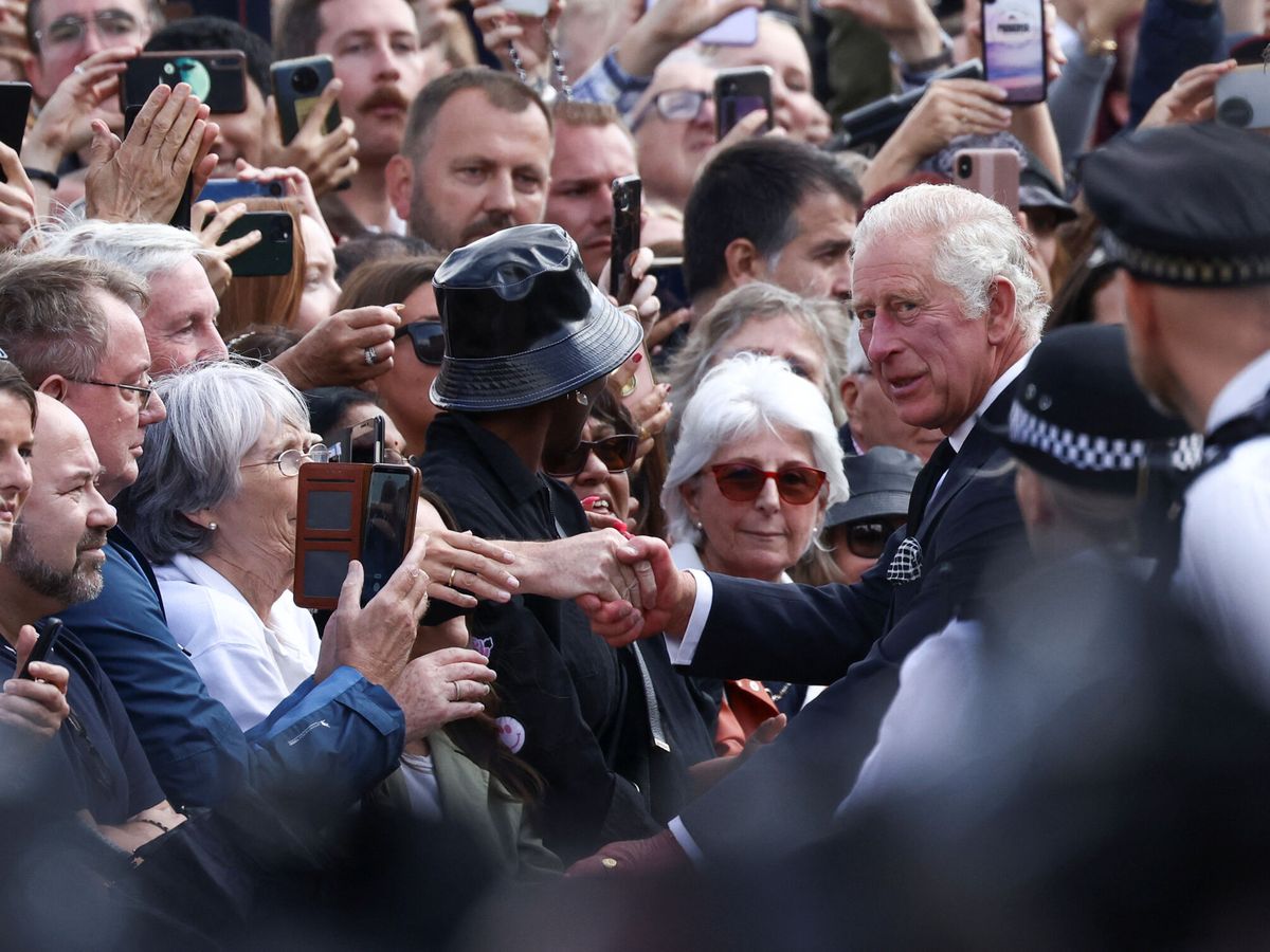 Foto: Carlos III saludando al gentío de británicos. (Reuters/Henry Nicholls)