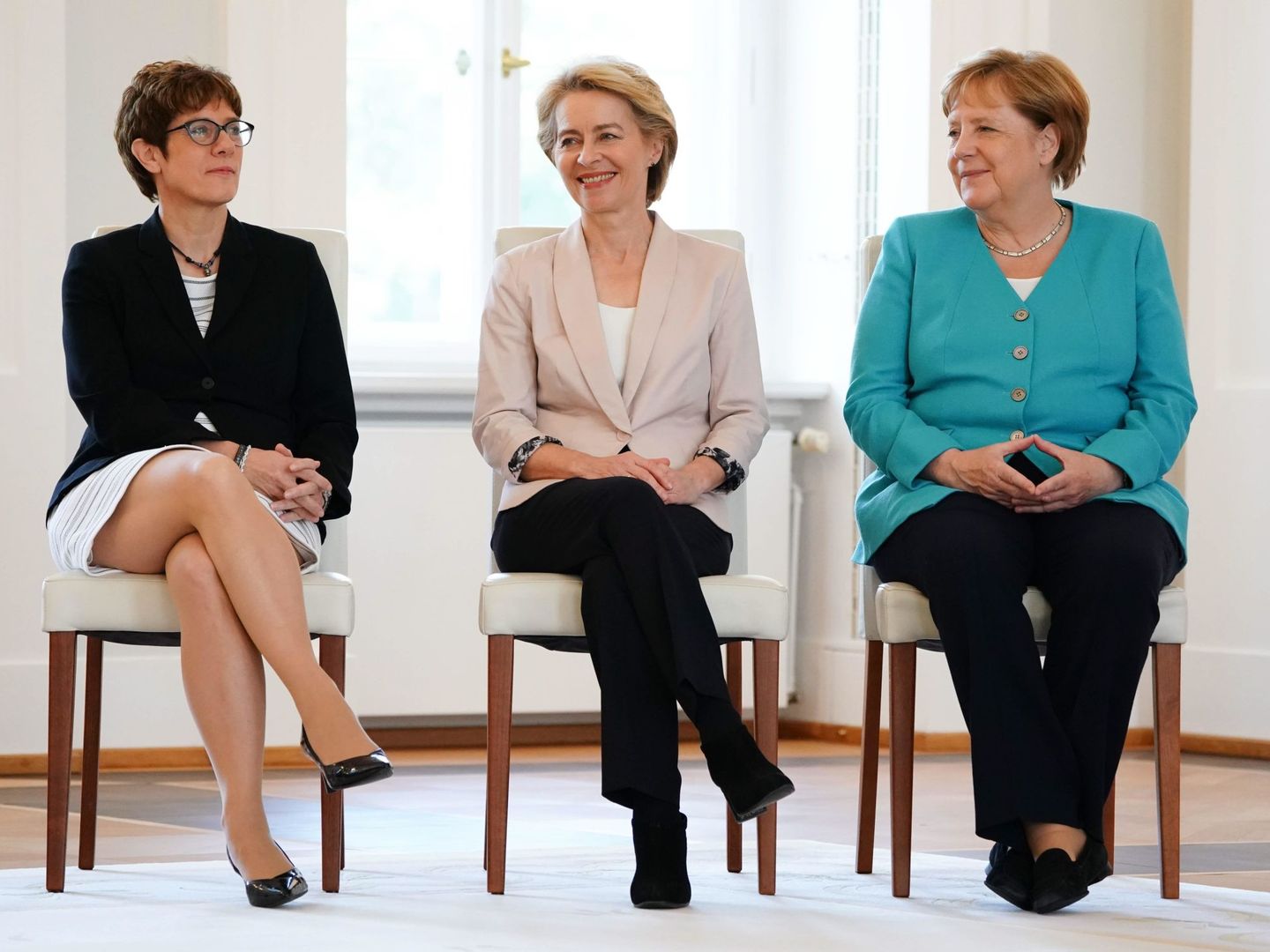 Annegret Kramp-Karrenbauer (AKK), la nueva ministra de Defensa, Ursula von der Leyen y la canciller Angela Merkel. (Reuters)