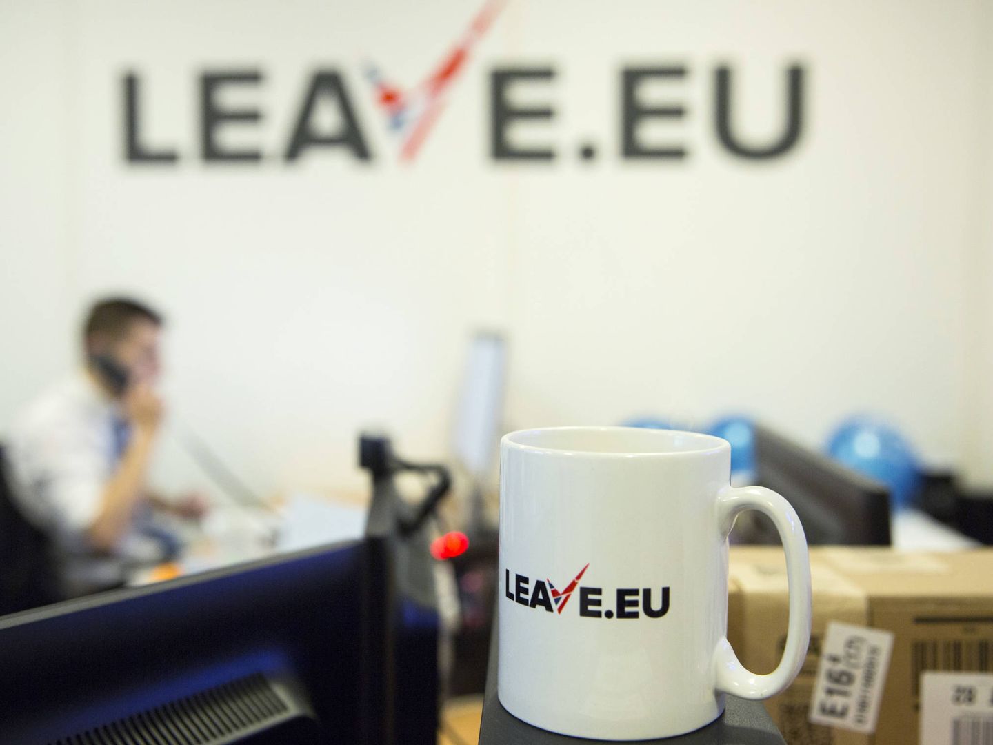 Un trabajador en la sede del grupo de presión proBrexit 'Leave.eu', en Londres. (Reuters)