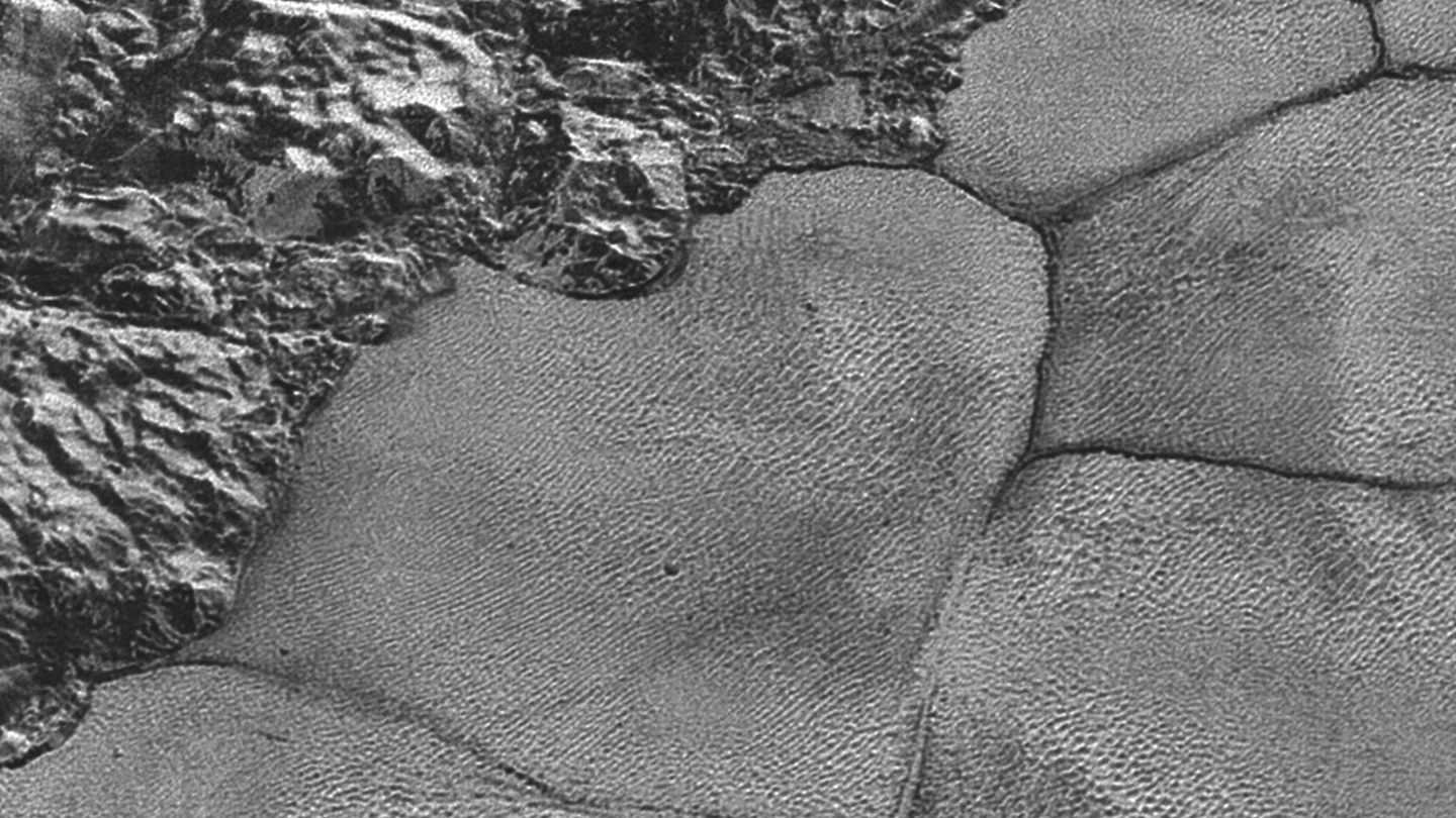EPA7684. PLUTÓN 01 06 2018.- Vista de las formaciones, que se sospecha sean dunas, en la superficie de Plutón en una imagen tomada por el vehículo espacial New Horizons de la NASA durante su vuelo del 14 de julio de 2015. Plutón va revelando poco a poco sus secretos y ahora se ha descubierto que tiene dunas, las cuales podrían estar formadas por granos de hielo de metano liberados en su enrarecida atmósfera, según un estudio que publicó ayer, 31 de mayo de 2018, Science. EFE NASA jhuapl swri FOTO CEDIDA SOLO USO EDITORIAL PROHIBIDA SU VENTA