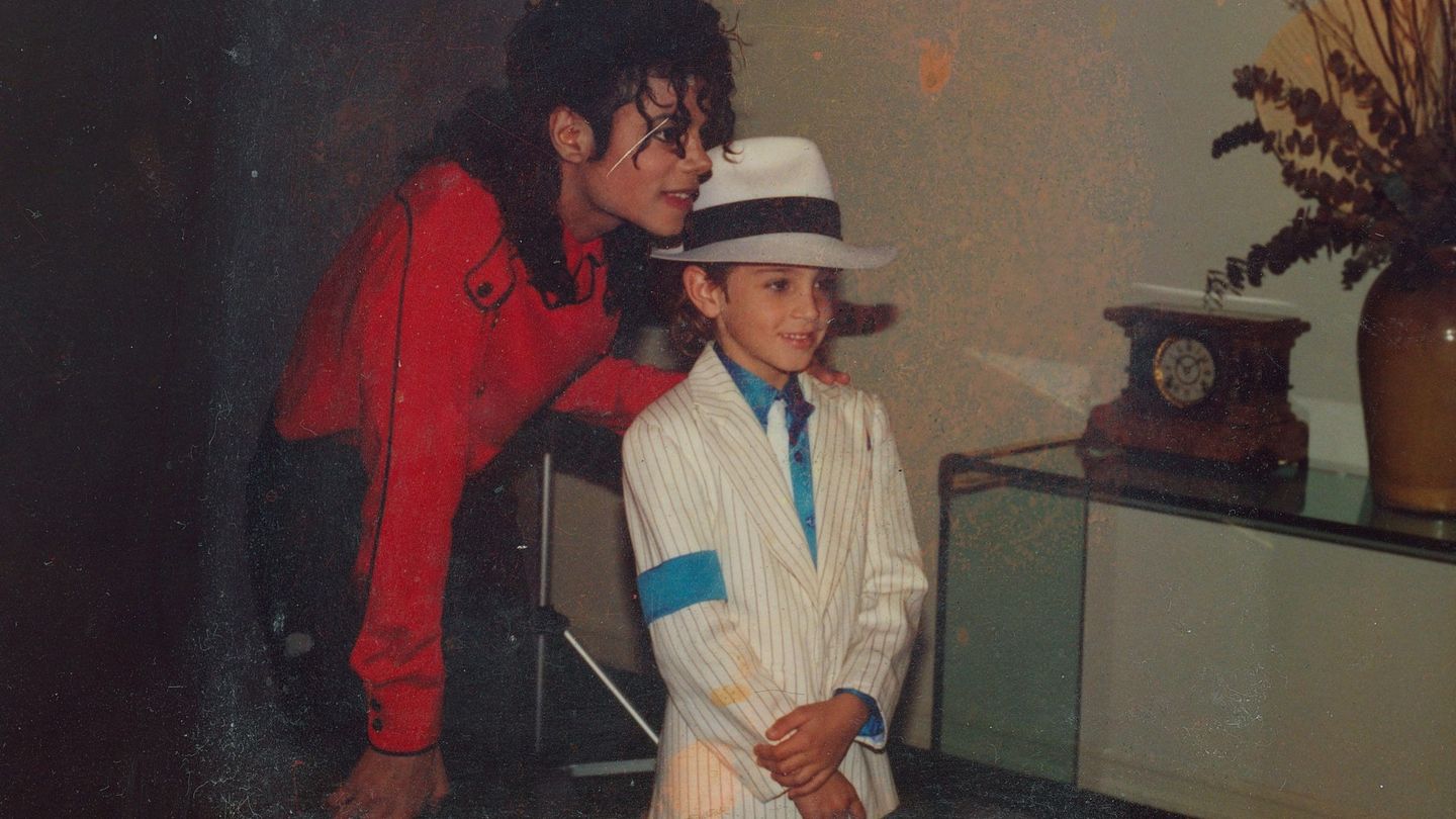 Imagen del documental 'Leaving Neverland' en el que aparece Michael Jackson con Wade Robson de niño. (HBO)